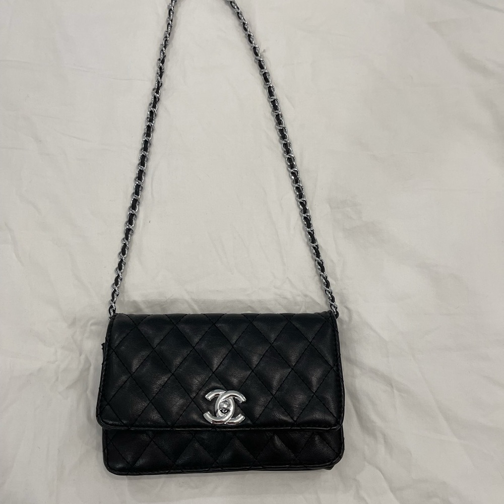 CHANEL purse